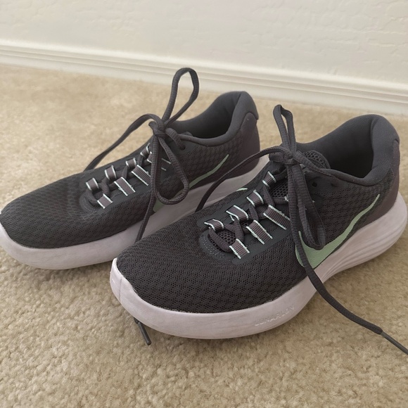 Nike gray tennis shoes - Picture 1 of 6
